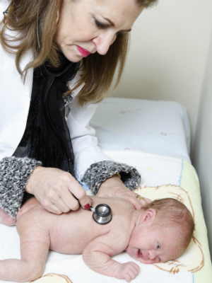 Médica examina bebê com síndrome de Down em consultório. Crédito da foto: Isaías Emilio da Silva