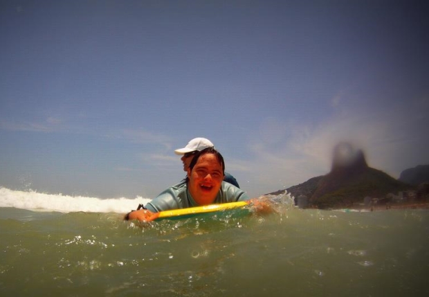 Equilíbrio, desafios e emoção: veja os benefícios do surfe para pessoas com síndrome de Down