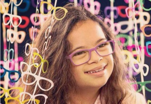Alice tem 12 anos e assina sua primeira coleção de armação de óculos. Reprodução do site CicloVivo.