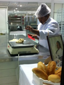 Os competidores precisam de habilidade no preparo dos pães. Foto: Christiane Aquino.