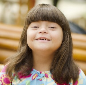 Garota com síndrome de Down ilustra a capa de Introdução às Cartilhas de Saúde.