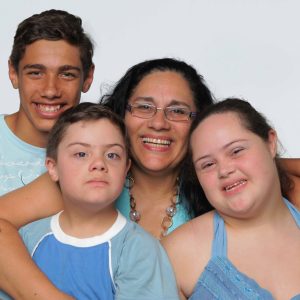 Família composta de mãe, filho mais velho sem síndrome de Down, filha do meio com síndrome de Down e filho mais novo com síndrome de Down no VII Congresso Brasileiro sobre Síndrome de Down.