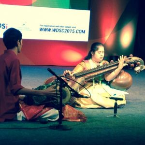 Artistas indianos com síndrome de Down se apresentam com instrumentos típicos durante o 12º Congresso Internacional de Síndrome de Down.