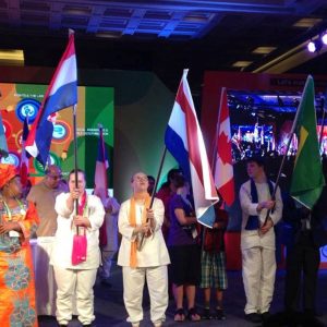 Representantes de todos os países com síndrome de Down trazem a bandeira de seus países durante a 12º Congresso Internacional de Síndrome de Down.