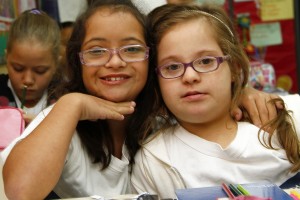 Garotas com e sem deficiência estão na escola e mostram como a inclusão é importante.