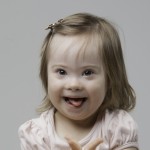Bebê com síndrome de Down com 9 a 18 meses.
