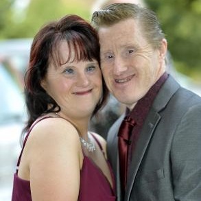 Maryanne e Tommy são um casal com síndrome de Down. Eles fizeram uma festa para renovar o casamento após 20 anos.