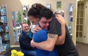 Anthony Yorfido, jovem com síndrome de Down, abraça o seu ídolo, Steven Tyler, vocalista do Aerosmith, em uma loja de produtos ortopédicos.