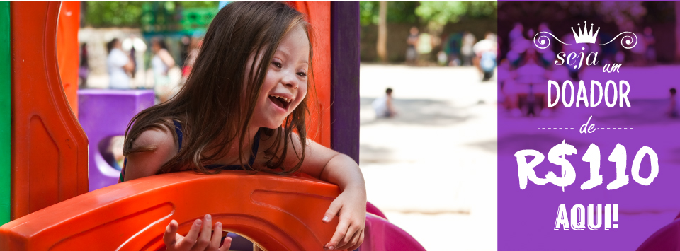 Campanha para Salvar o Movimento Down. Criança com síndrome de Down sorrindo e se divertindo. Sobre a imagem está escrito "Seja um doador de R$ 110 aqui!"