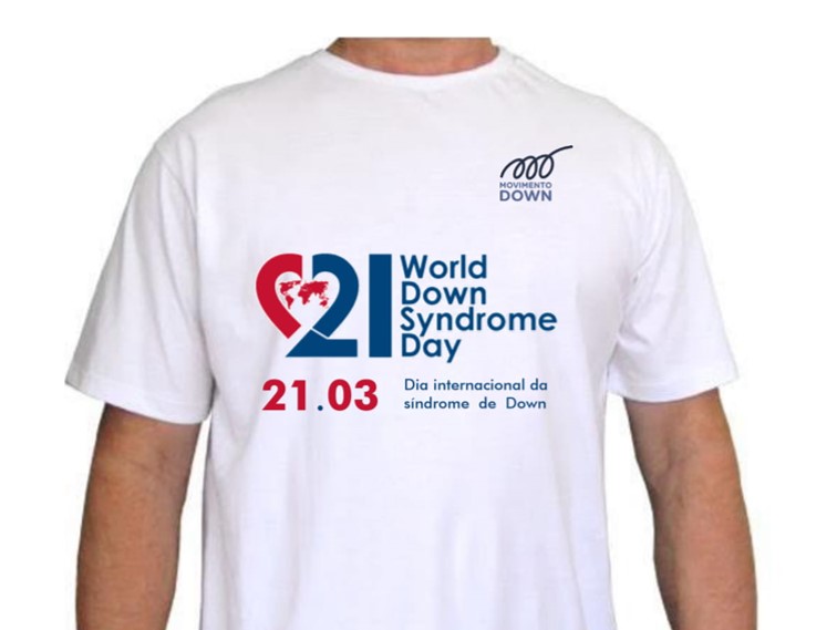 pessoa vestindo camiseta com ogo do dia internacional da sindrome de down e logo do movimento down.