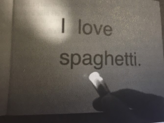 texto sendo iluminado com caneta com luz na ponta - I love spaghetti.