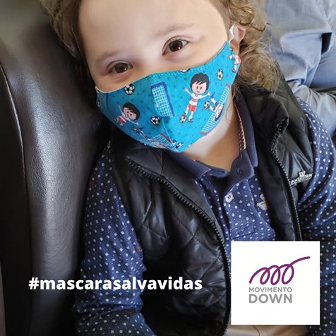 Menino usando máscar#mascarasalvavidas. Logo do Movimento Down.