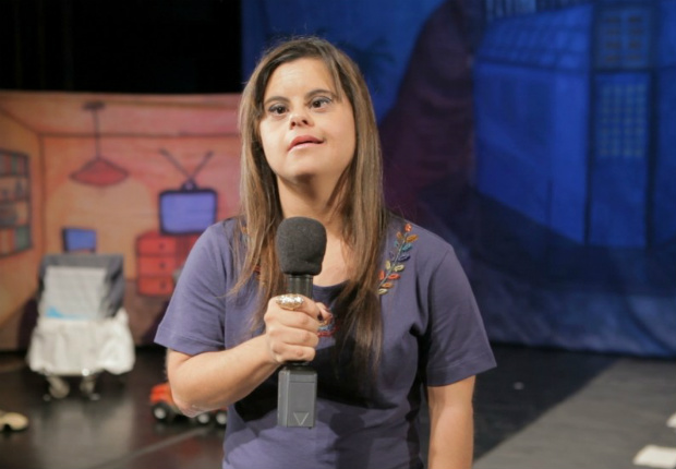 Fernanda Honorato, da TV Brasil, é a primeira repórter com síndrome de Down do país
