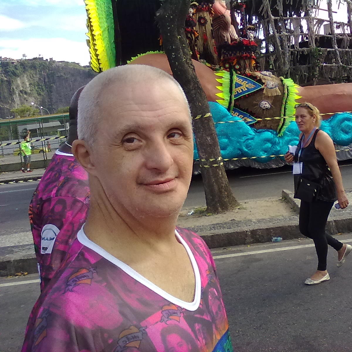 Andrés, que tem síndrome de Down, está se guardando para quando o carnaval chegar